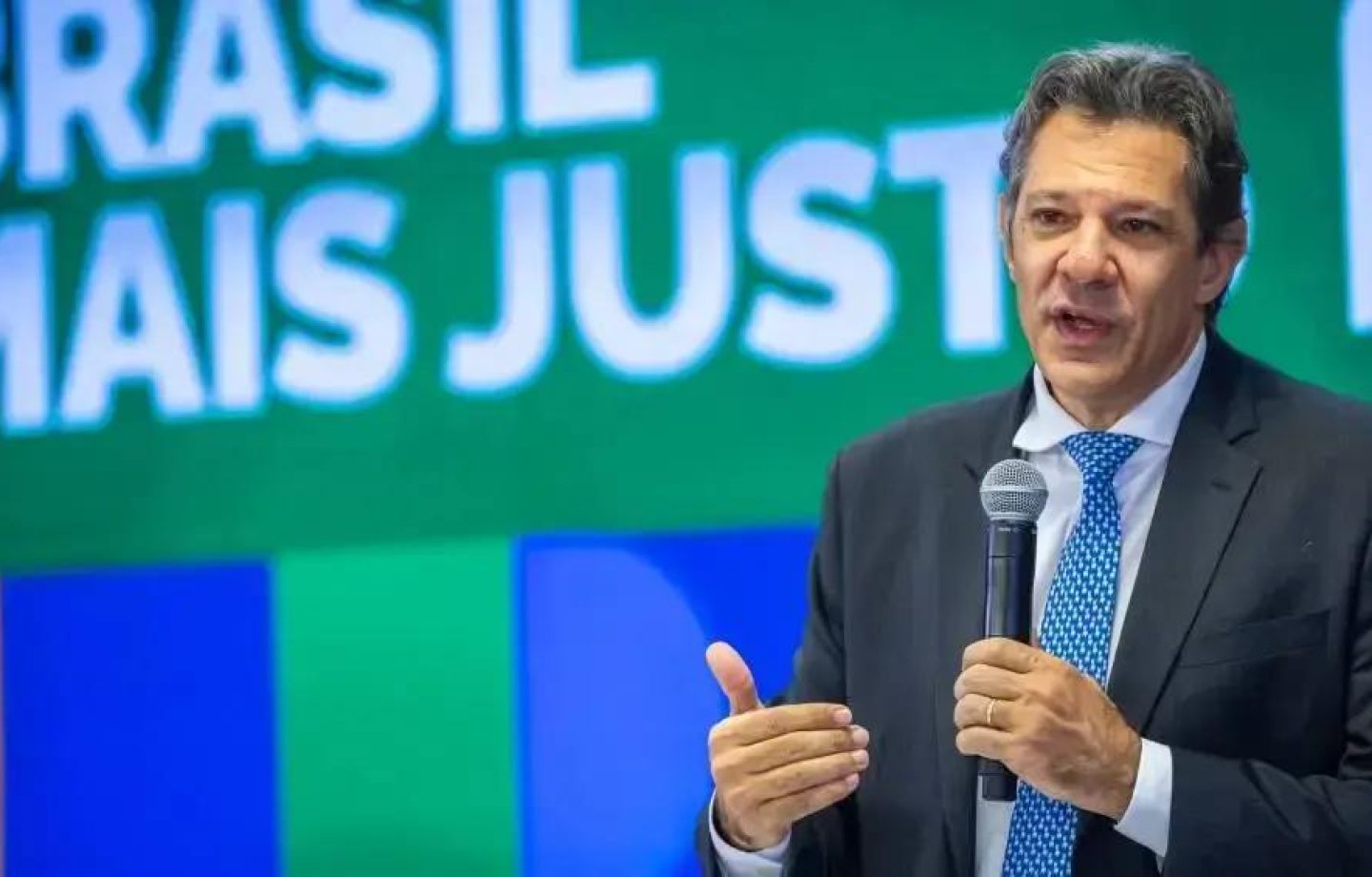 Queda no Dólar e Alta na Bolsa após Anúncio de Congelamento orçamentário